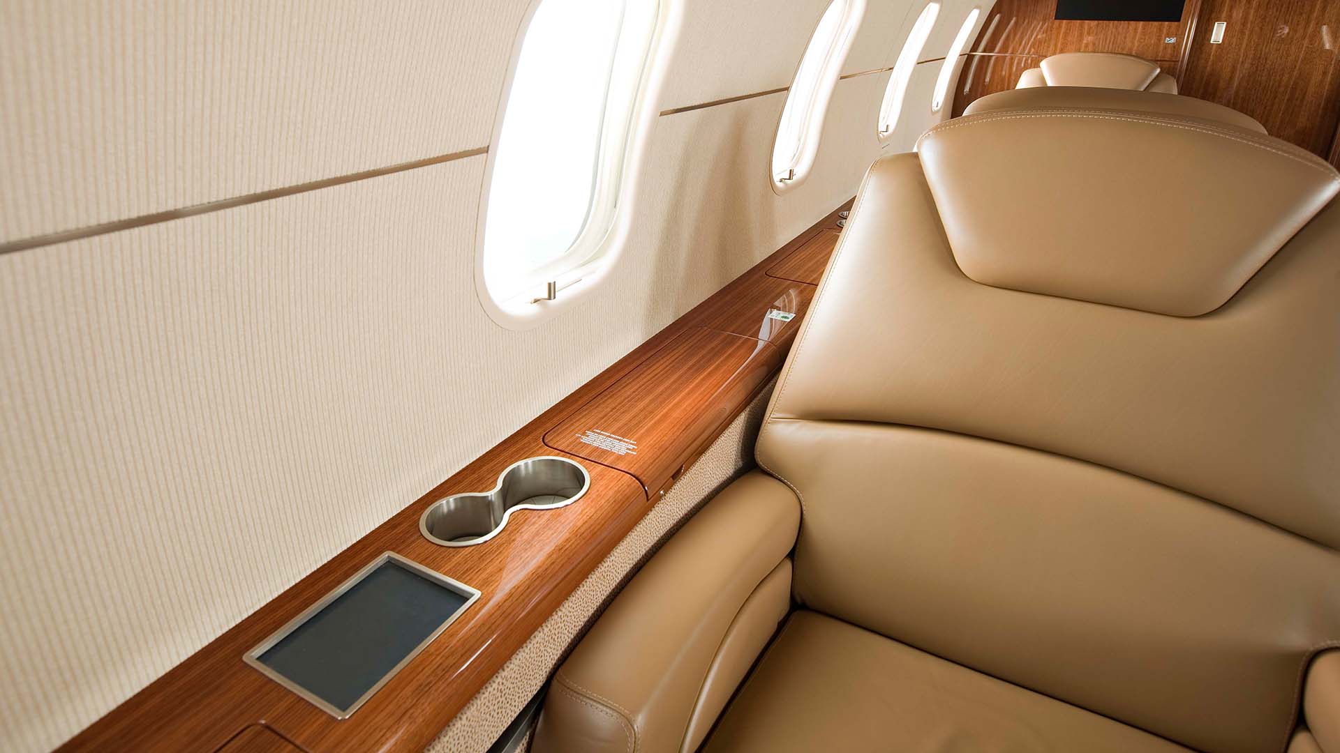 Bombardier Challenger 300 interior jet booking